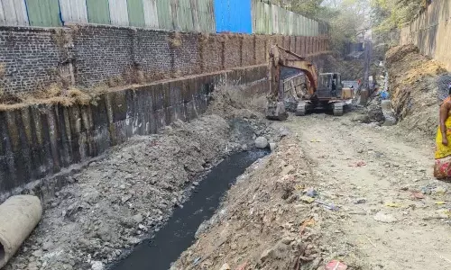 Wagle Estate में नाले पर स्लैब बिछाकर सड़क निर्माण Wagle Estate में नाले पर स्लैब बिछाकर सड़क निर्माण