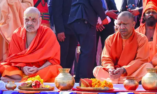 मंत्रोच्चार के बीच गृह मंत्री अमित शाह और CM योगी ने संगम में लगाई डुबकी