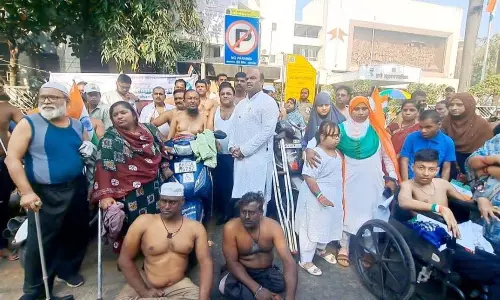 Thane में गणतंत्र दिवस पर दिव्यांगों का अर्धनग्न प्रदर्शन Thane में गणतंत्र दिवस पर दिव्यांगों का अर्धनग्न प्रदर्शन