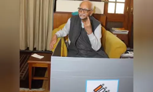 दिल्ली विधानसभा चुनाव से पहले, पूर्व उपराष्ट्रपति हामिद अंसारी ने Monday को अपने आवास पर वोट डाला