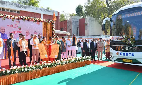 CM ने गांधीनगर से चलो, कुंभ चले यात्रा को हरी झंडी दिखाई, पहली वॉल्वो बस प्रयागराज के लिए रवाना CM ने गांधीनगर से चलो, कुंभ चले यात्रा को हरी झंडी दिखाई, पहली वॉल्वो बस प्रयागराज के लिए रवाना