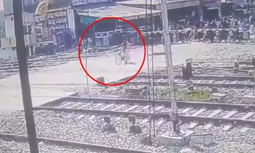 मौत का LIVE वीडियो, मालगाड़ी की चपेट में आई छात्रा, मचा हड़कंप मौत का LIVE वीडियो, मालगाड़ी की चपेट में आई छात्रा, मचा हड़कंप