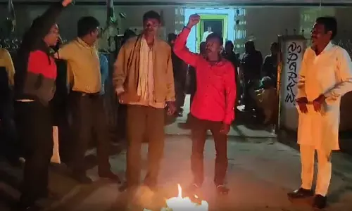 BIG BREAKING: टिकट बंटवारे से नाराज कांग्रेस कार्यकर्ता, PCC चीफ दीपक बैज के खिलाफ नारेबाजी, पुतला फूंका