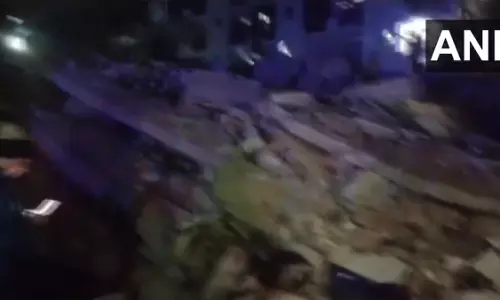 Delhi: बुराड़ी इलाके में इमारत ढही, अभी तक 8 लोग बचाए गए, रेस्क्यू ऑपरेशन जारी