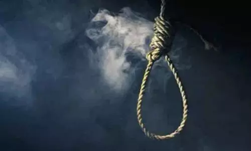 गर्लफ्रेंड से हुआ झगड़ा तो बॉयफ्रेंड ने फांसी लगा कर दी जान, सदमे में दादी की मौत गर्लफ्रेंड से हुआ झगड़ा तो बॉयफ्रेंड ने फांसी लगा कर दी जान, सदमे में दादी की मौत