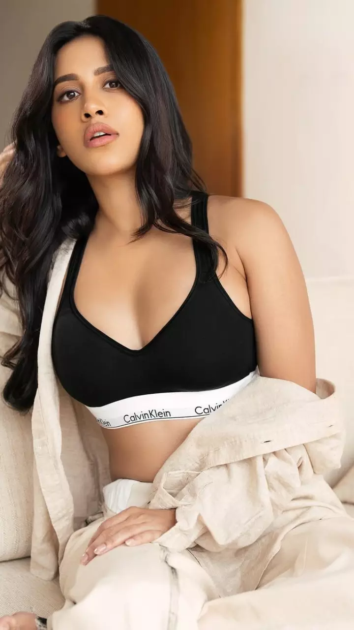 नभा नतेश ने फ्लॉन्ट किया फिगर