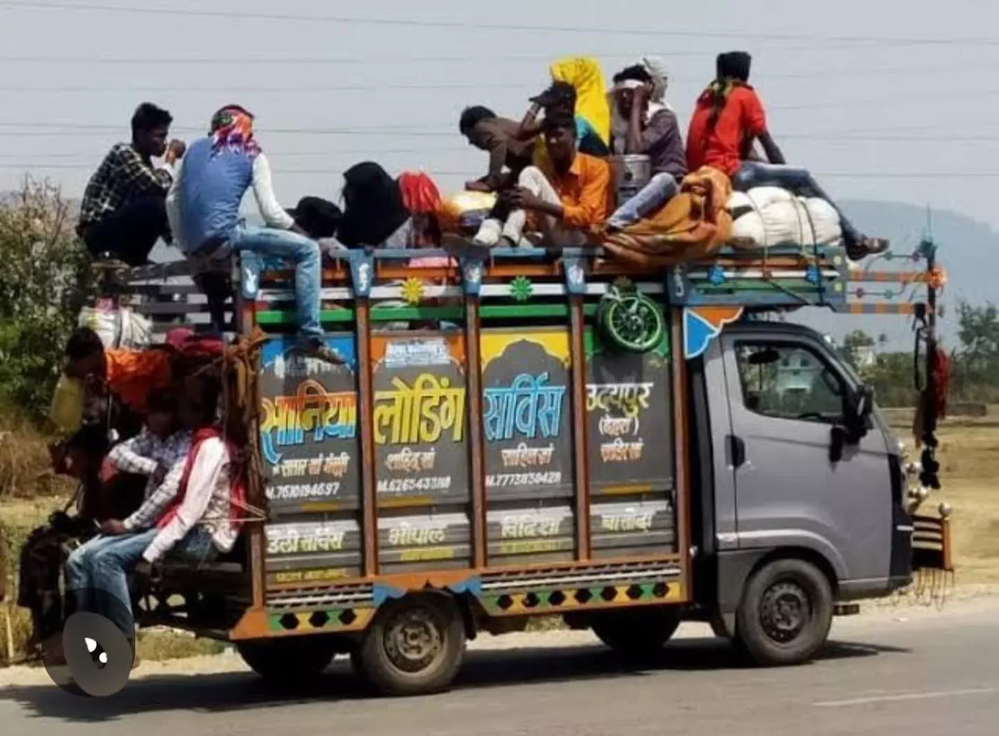 माल वाहन में सवारी न बिठाएं यह गैर कानूनी एवम असुरक्षित है...