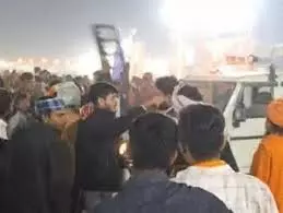 Prayagraj: शाही-स्नान से पूर्व वीआईपी मूवमेंट से परेशान हुए लोग Prayagraj: शाही-स्नान से पूर्व वीआईपी मूवमेंट से परेशान हुए लोग