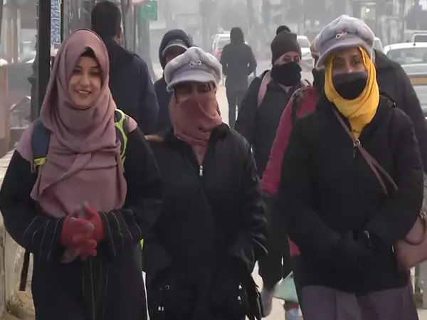 Kashmir में शीत लहर की चपेट में, पर्यटकों ने लिया सर्द मौसम का लुत्फ़ Kashmir में शीत लहर की चपेट में, पर्यटकों ने लिया सर्द मौसम का लुत्फ़