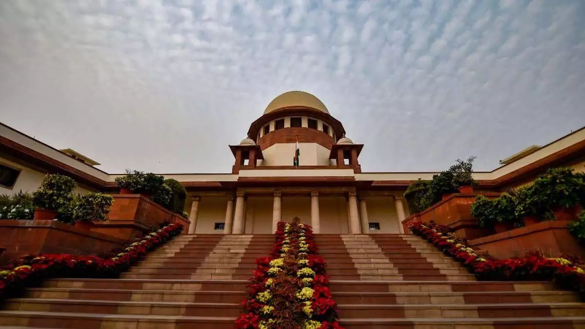 सुप्रीम कोर्ट ने Telangana फोन टैपिंग मामले में निलंबित पुलिस अधिकारी को जमानत दी सुप्रीम कोर्ट ने Telangana फोन टैपिंग मामले में निलंबित पुलिस अधिकारी को जमानत दी