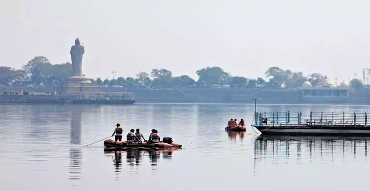 Hyderabad: हुसैनसागर झील में लापता युवक की तलाश जारी