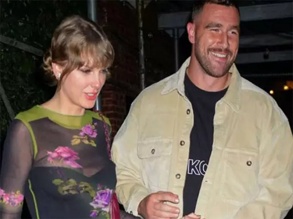 Taylor Swift ने एएफसी चैम्पियनशिप जीत के जश्न में ट्रैविस केल्से का उत्साहवर्धन किया Taylor Swift ने एएफसी चैम्पियनशिप जीत के जश्न में ट्रैविस केल्से का उत्साहवर्धन किया