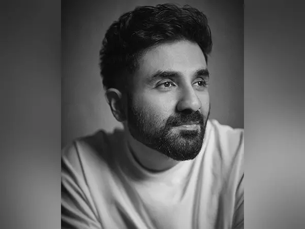 Vir Das ने कोल्डप्ले के गानों की जानकारी संबंधी शिकायतों पर पलटवार किया Vir Das ने कोल्डप्ले के गानों की जानकारी संबंधी शिकायतों पर पलटवार किया