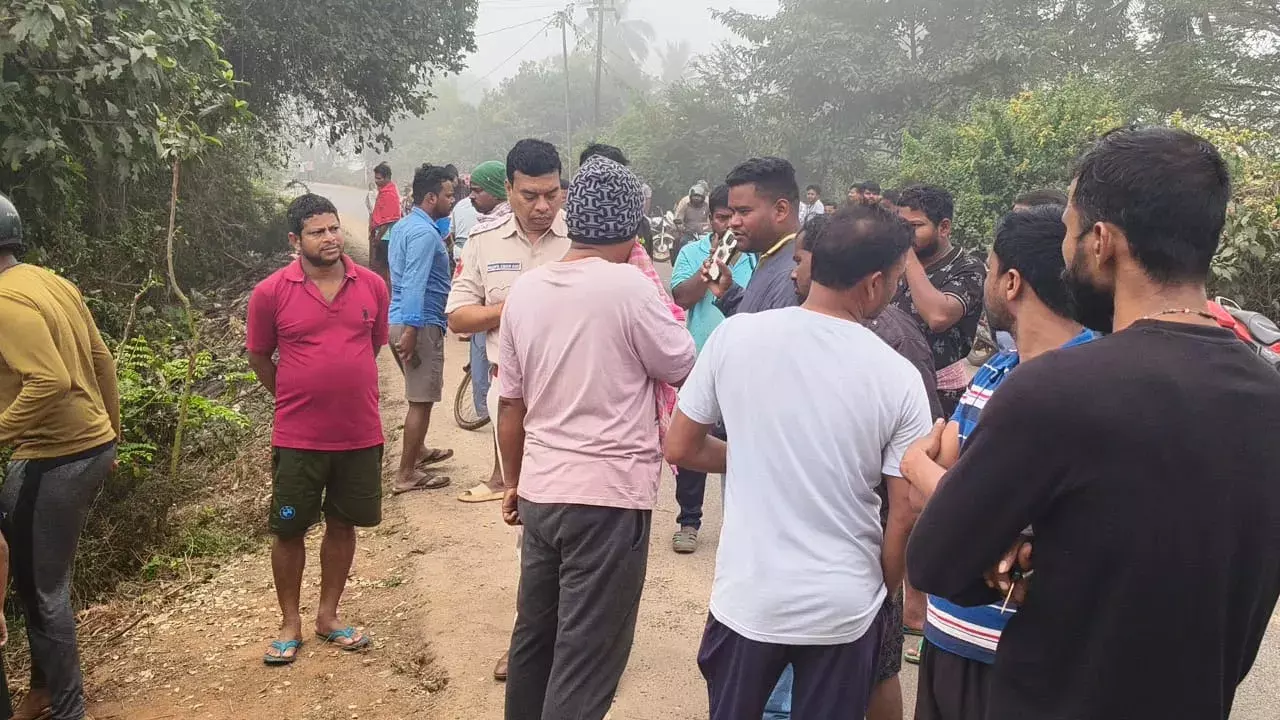 Odisha: राजधानी में दया नदी के किनारे महिला का सड़ा-गला शव मिला Odisha: राजधानी में दया नदी के किनारे महिला का सड़ा-गला शव मिला