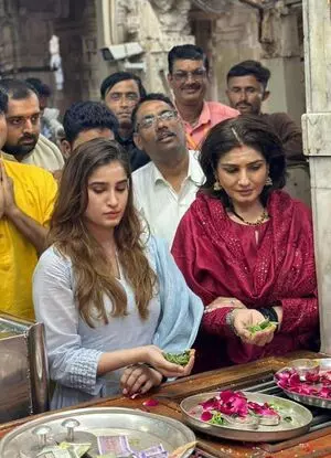 Raveena Tandon ने द्वारका में नागेश्वर महादेव मंदिर और रुक्मिणी मंदिर के दर्शन किए