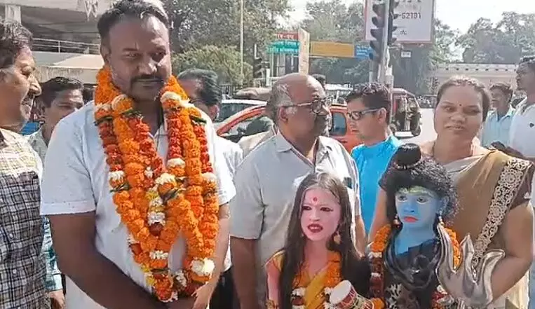 रायपुर में कांग्रेस नेता आलोक देवांगन ने निर्दलीय लड़ने भरा नामांकन