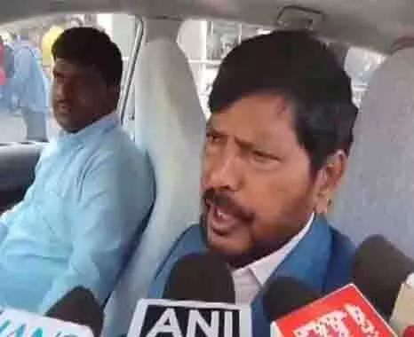 उन्हें ऐसे बयान नहीं देने चाहिए: केंद्रीय मंत्री Athawale ने खड़गे के गंगा में डुबकी वाले बयान की निंदा की