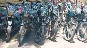 Jalaun: पुलिस ने बाइक चोर के बीच मुठभेड़, शातिर के पैर में लगी गोली 15 बाइक बरामद Jalaun: पुलिस ने बाइक चोर के बीच मुठभेड़, शातिर के पैर में लगी गोली 15 बाइक बरामद