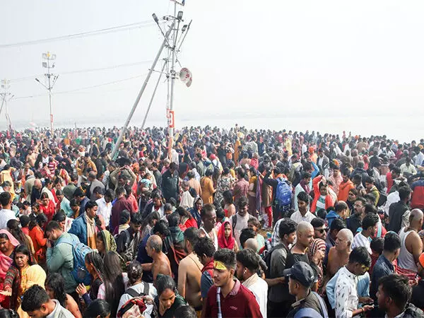 Maha Kumbh: पवित्र स्नान के लिए त्रिवेणी संगम पर श्रद्धालुओं का पहुंचना जारी