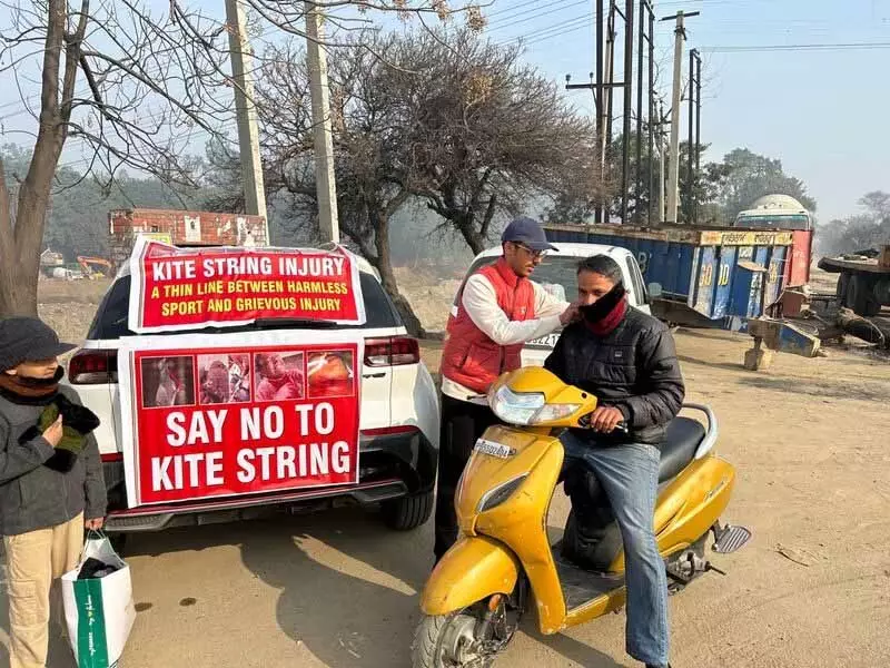 Ludhiana: पतंग के मांझे से बचाने के लिए मुफ्त में गर्दन की रक्षा करने वाले उपकरण बांटे