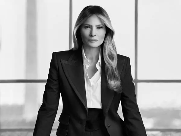 व्हाइट हाउस ने अमेरिका की प्रथम महिला Melania Trump का आधिकारिक चित्र जारी किया