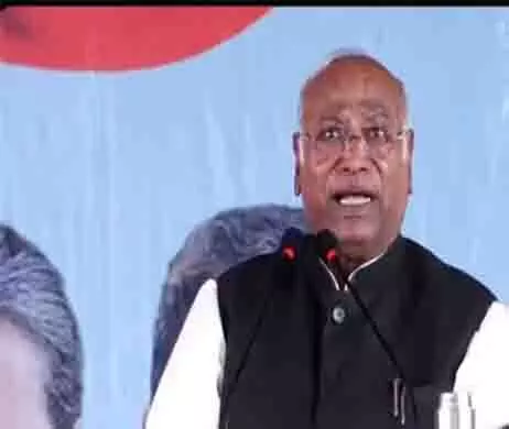 Kharge ने पंजाब में अंबेडकर की प्रतिमा के अपवित्रीकरण की निंदा की, आप सरकार की आलोचना की