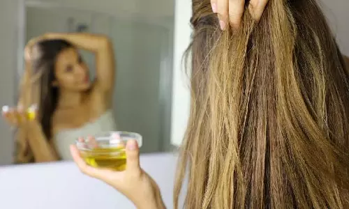 Hair Care: क्या आप भी करते हैं बालों में गर्म तेल लगाने की गलती, हो जाएं सावधान Hair Care: क्या आप भी करते हैं बालों में गर्म तेल लगाने की गलती, हो जाएं सावधान