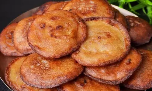 Banana Malpua : किसी भी खास मौके पर खुशियां दोगुनी कर देगी ये स्वादिष्ट मिठाई Banana Malpua : किसी भी खास मौके पर खुशियां दोगुनी कर देगी ये स्वादिष्ट मिठाई