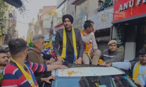 आप सांसद हरभजन सिंह ने कृष्णा नगर में किया रोड शो, कहा- काम करने वालों को दें समर्थन