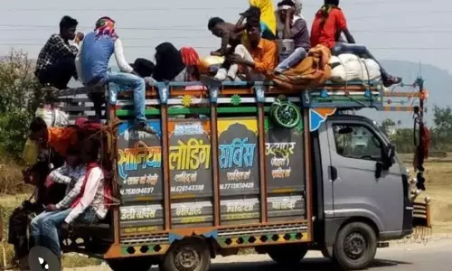 माल वाहन में सवारी न बिठाएं यह गैर कानूनी एवम असुरक्षित है... माल वाहन में सवारी न बिठाएं यह गैर कानूनी एवम असुरक्षित है...
