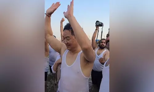 पवित्र डुबकी लगाने के बाद Kiren Rijiju ने कहा- महाकुंभ करोड़ों लोगों की आस्था से जुड़ा है पवित्र डुबकी लगाने के बाद Kiren Rijiju ने कहा- महाकुंभ करोड़ों लोगों की आस्था से जुड़ा है