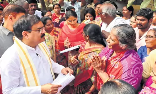 Andhra: मंत्री नाडेंडला ने जनसमस्याओं के समाधान के लिए पदयात्रा शुरू की Andhra: मंत्री नाडेंडला ने जनसमस्याओं के समाधान के लिए पदयात्रा शुरू की
