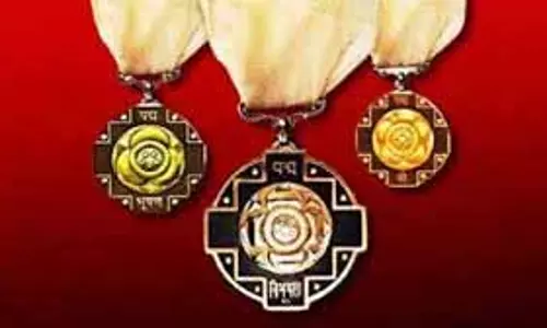 H&H विभाग ने पद्म श्री, JK सरकार पुरस्कार 2025 से सम्मानित मास्टर शिल्पकारों की सराहना की H&H विभाग ने पद्म श्री, JK सरकार पुरस्कार 2025 से सम्मानित मास्टर शिल्पकारों की सराहना की