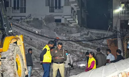 दिल्ली के बुराड़ी में चार मंजिला इमारत गिरने से 2 लोगों की मौत