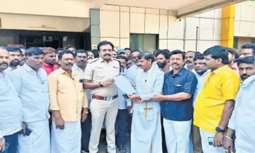 Karnataka: श्रीरामुलु के लोगों ने भाजपा विधायक गली के खिलाफ अत्याचार की शिकायत दर्ज कराई Karnataka: श्रीरामुलु के लोगों ने भाजपा विधायक गली के खिलाफ अत्याचार की शिकायत दर्ज कराई