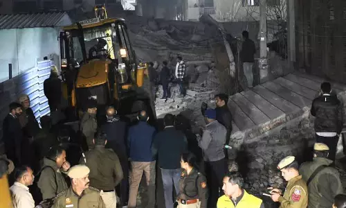 दिल्ली के बुराड़ी में चार मंजिला इमारत गिरी, 10 लोगों को बचाया गया