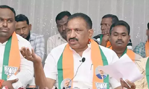 Telangana: मेयर सुनील राव ने बीआरएस नेताओं पर निशाना साधा