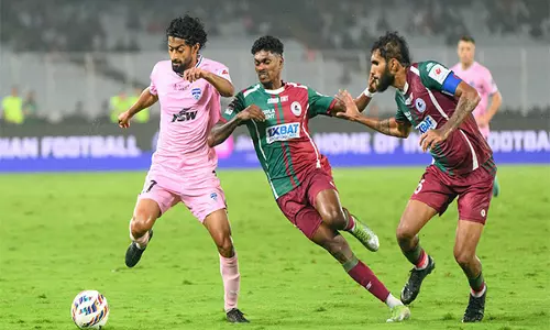 ISL: कोलाको की वॉली ने मोहन बागान सुपर जायंट को बेंगलुरु एफसी पर 1-0 से जीत दिलाई ISL: कोलाको की वॉली ने मोहन बागान सुपर जायंट को बेंगलुरु एफसी पर 1-0 से जीत दिलाई