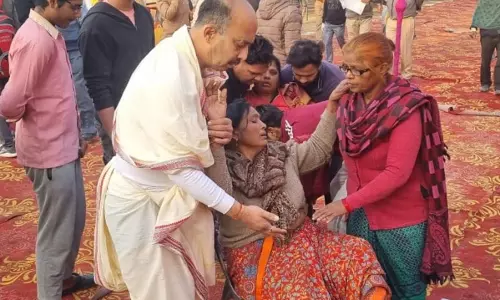5 लोगों की मौत 40 घायल, निर्वाण महोत्सव के दौरान सीढ़िया टूटने से ढहा मंच 5 लोगों की मौत 40 घायल, निर्वाण महोत्सव के दौरान सीढ़िया टूटने से ढहा मंच