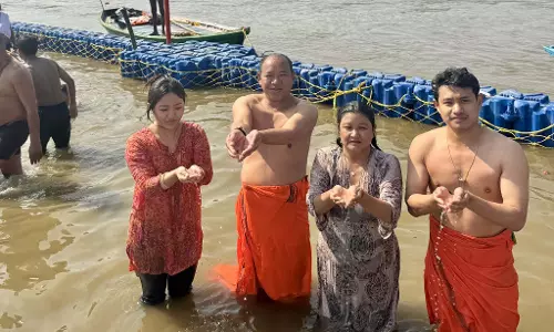 Arunachal के गृह मंत्री ने संगम में पवित्र डुबकी लगाई