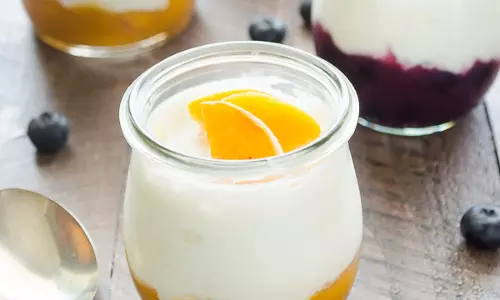कॉम्पोट रेसिपी के साथ पीच योगहर्ट कप
