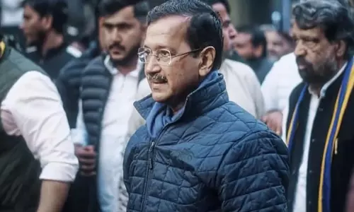 AAP की झुग्गी वोट बचाओ रणनीति: शिक्षित युवाओं को समर्थन के लिए जुटाना AAP की झुग्गी वोट बचाओ रणनीति: शिक्षित युवाओं को समर्थन के लिए जुटाना