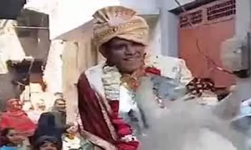 Meerut: बच्चों ने धूमधाम से पिता की घुड़चढ़ी कराई Meerut: बच्चों ने धूमधाम से पिता की घुड़चढ़ी कराई