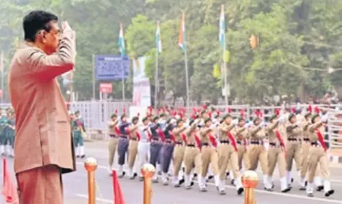 राज्यपाल हरि बाबू कंभमपति ने Bhubaneswar में राज्य स्तरीय गणतंत्र दिवस समारोह में तिरंगा फहराया राज्यपाल हरि बाबू कंभमपति ने Bhubaneswar में राज्य स्तरीय गणतंत्र दिवस समारोह में तिरंगा फहराया