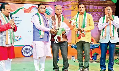 Odisha: मुख्यमंत्री ने गणमान्य व्यक्तियों को सम्मानित किया Odisha: मुख्यमंत्री ने गणमान्य व्यक्तियों को सम्मानित किया
