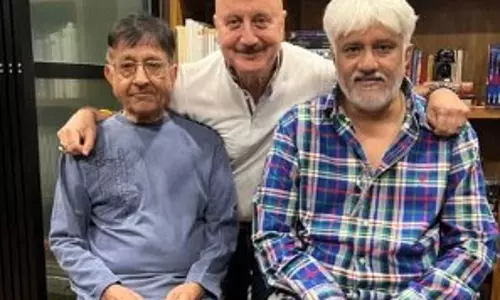 अनुपम खेर ने विक्रम भट्ट को दी जन्मदिन की बधाई, निर्देशक के पिता से भी की मुलाकात