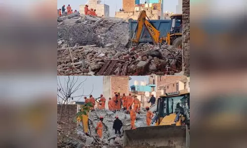 बुराड़ी हादसे में दो लोगों की मौत, अब तक 12 को बचाया, रेस्क्यू जारी
