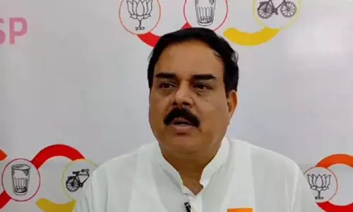AP नागरिक आपूर्ति मंत्री ने तेनाली में वार्ड का निरीक्षण किया