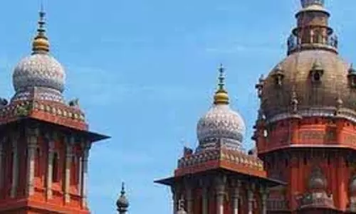हाईकोर्ट ने 12 सप्ताह के भीतर सार्वजनिक स्थानों से झंडे हटाने का आदेश दिया