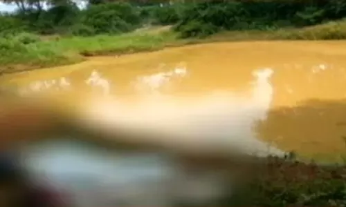 Karnataka: मां ने दो बच्चों के साथ नहर में कूदकर आत्महत्या की कोशिश की Karnataka: मां ने दो बच्चों के साथ नहर में कूदकर आत्महत्या की कोशिश की